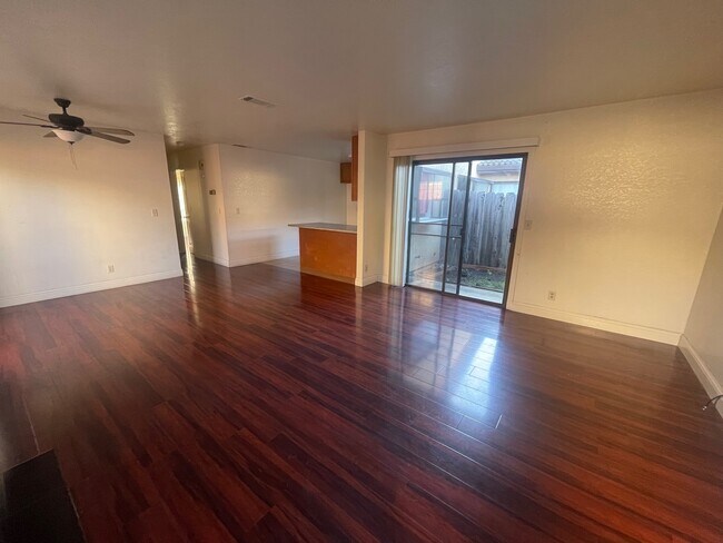 Foto del edificio - 8744 Fox Creek Dr