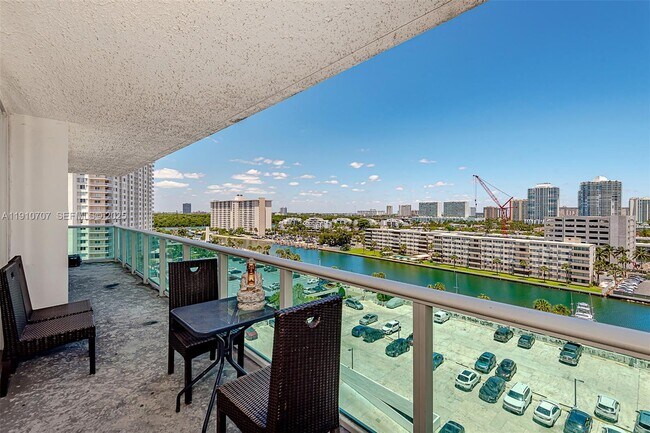 Foto del edificio - 100 Bayview Dr