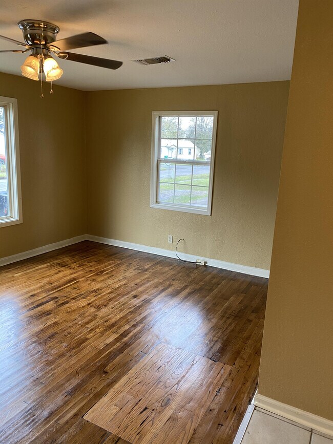 Building Photo - 13 E Richard Dr
