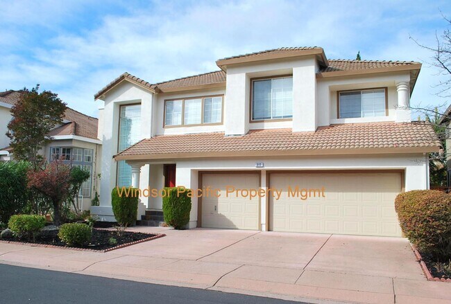 Foto del edificio - Updated Detached Home in Gated Fleur Du Mo...