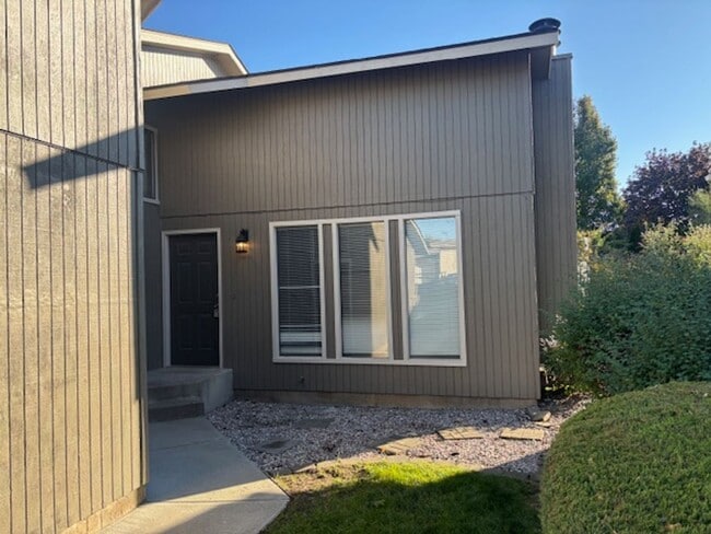 Building Photo - 1122