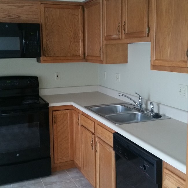 partial kitchen - 548 W New Castle St