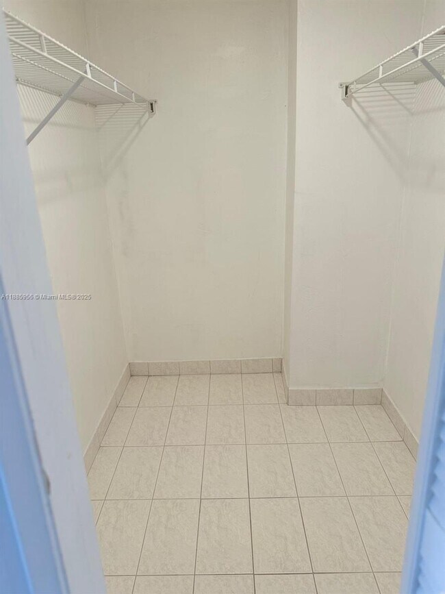 Foto del edificio - 5731 NW 37th St