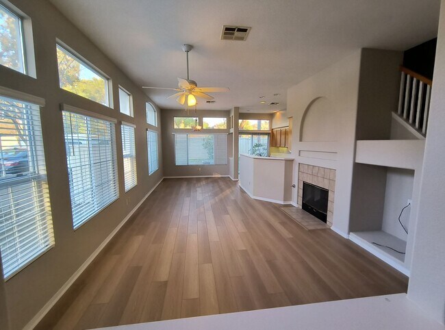 Foto del edificio - Cypress Townhomes - End Unit - 2 Garage - Scripps Ranch