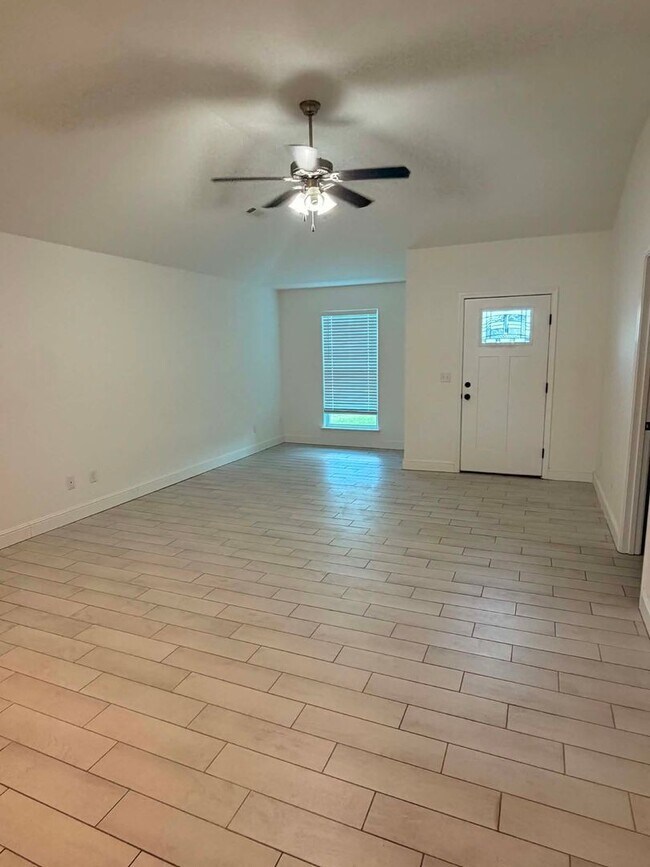 Foto del edificio - 347 Sidney Ln