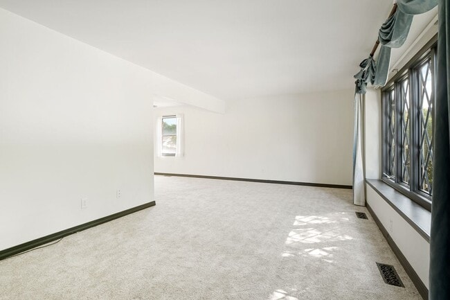 Building Photo - 2516 Westminister Dr