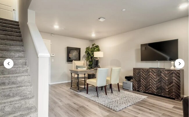 Building Photo - OakPointe spacious 2-bedroom Town Home wit...