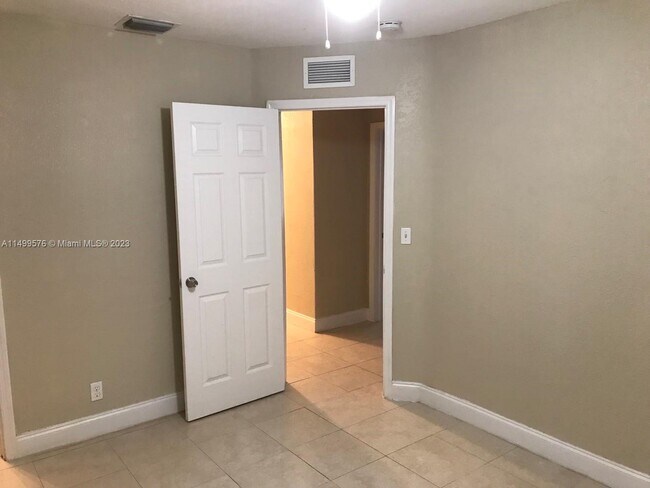 Building Photo - 1521 SW 67th Ave