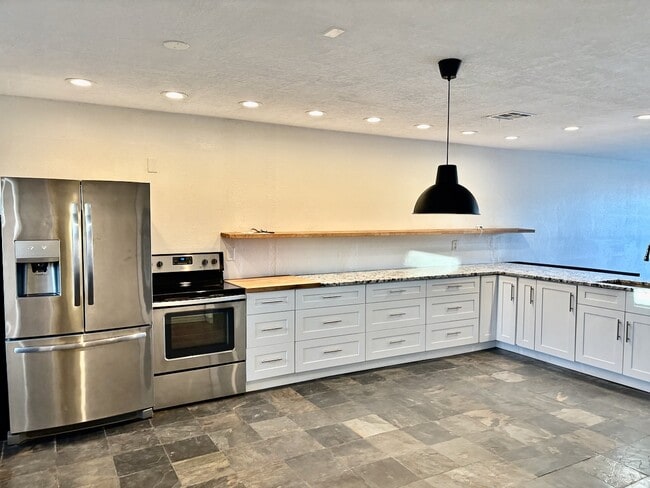 Building Photo - 2700 Vista Grande Dr NW