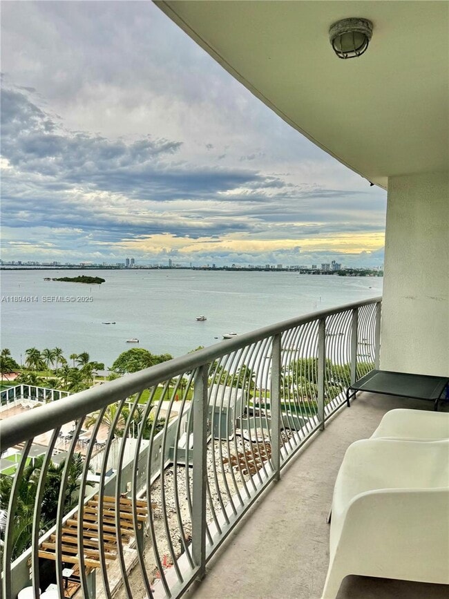 Building Photo - 1750 N Bayshore Dr