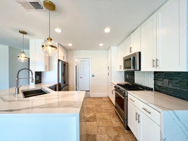 Foto del edificio - Stylish 3BD/2.5BA home near Harry Reid Air...
