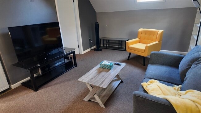 Building Photo - 50 Forest St