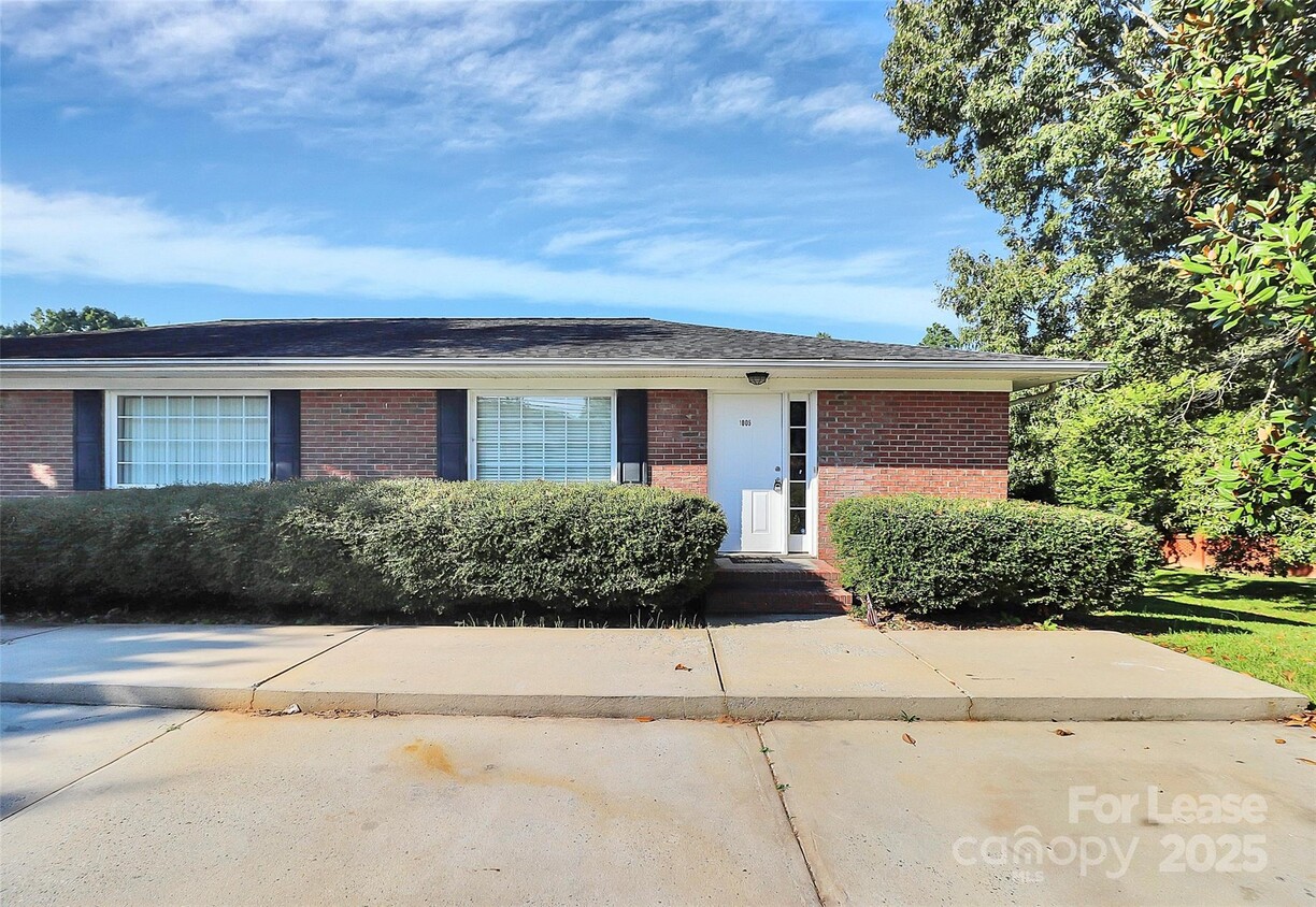 Primary Photo - 1005 Rainbow Dr