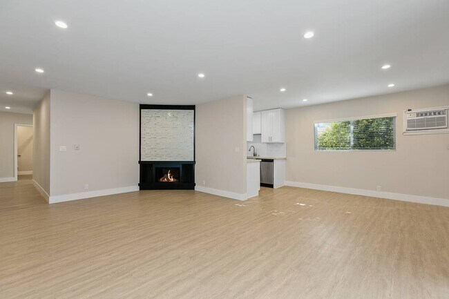 Building Photo - 336 S Norton Ave