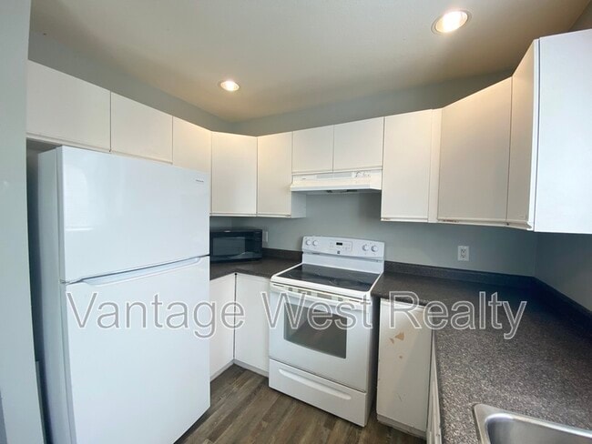 Building Photo - 1073 Lawson Ave