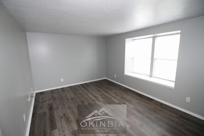 Building Photo - Beautifully renovated 3 bedroom 1.5 townhouse