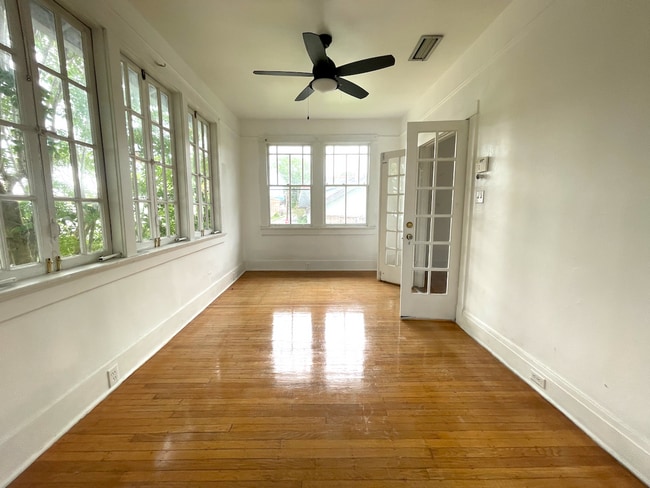 Building Photo - AVAILABLE JUNE 2026 Stunning 3 bed/2 bath with sunroom!