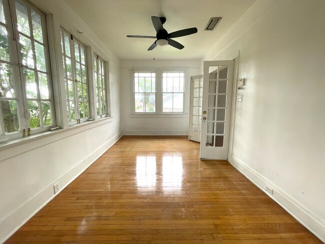 Foto del edificio - AVAILABLE JUNE 2026 Stunning 3 bed/2 bath with sunroom!