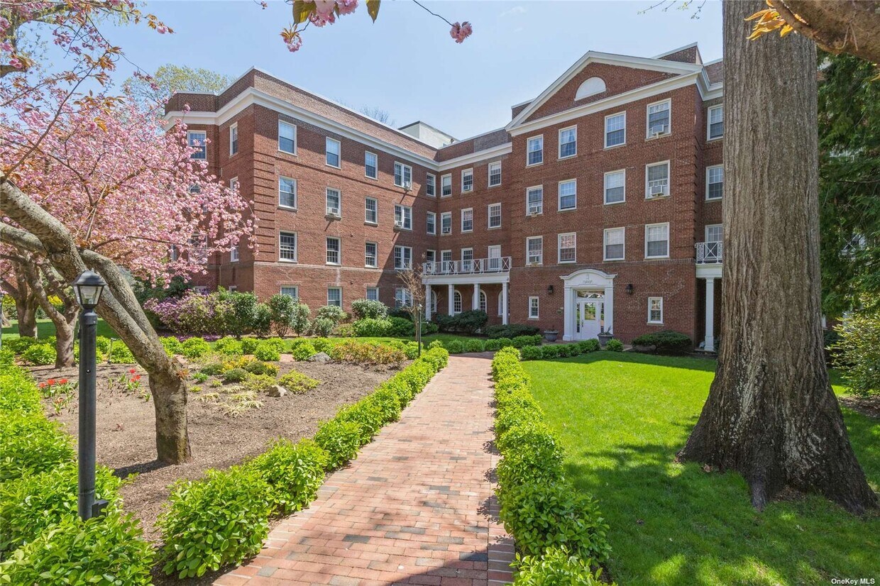 90 Knightsbridge Rd Unit 3S, Great Neck, NY 11021 Room for Rent in