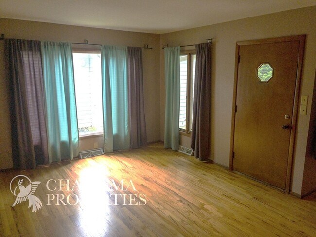 Building Photo - QUAINT THREE BEDROOM HOUSE, GREAT LOCATION WITH EVEN MORE AMENITIES!!!