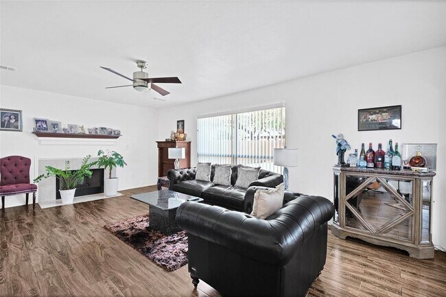 Foto del edificio - 17510 Poplar Canyon Ln