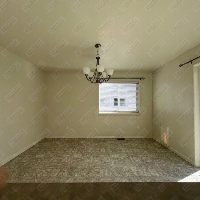 Foto del edificio - 2 garages?! You don’t want to miss this one!