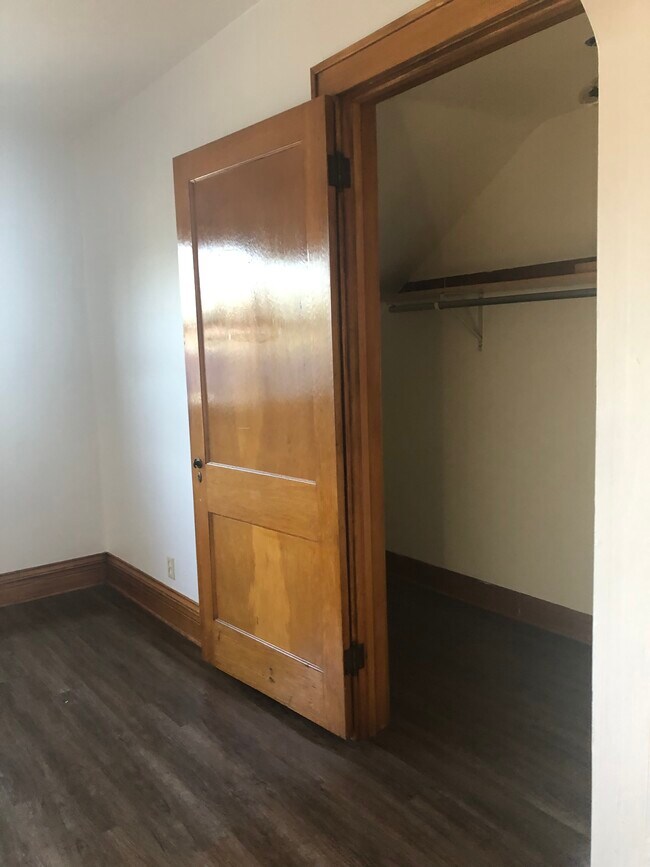 Armario de la sala de estar - 2322 Spring St