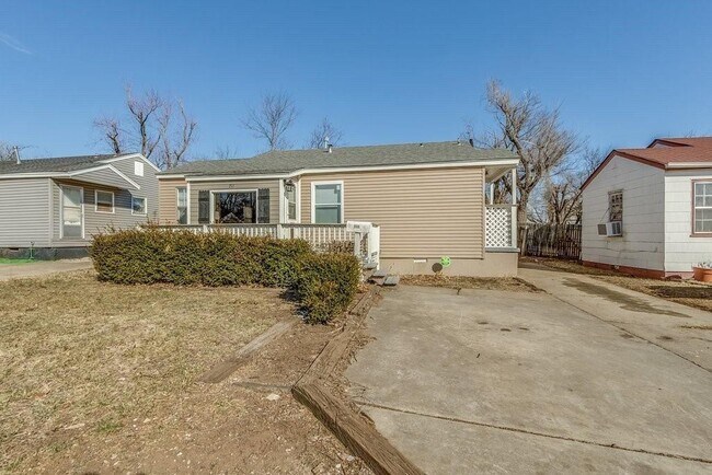 Building Photo - 711 W Rickenbacker Dr