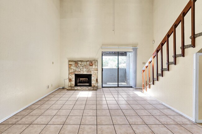 Foto del edificio - Stylish Two-Story Condo in the Heart of th...
