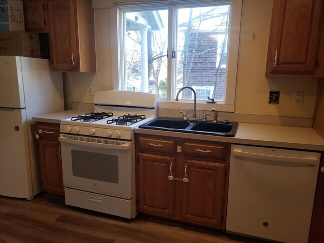 Building Photo - 5 Perry Ave