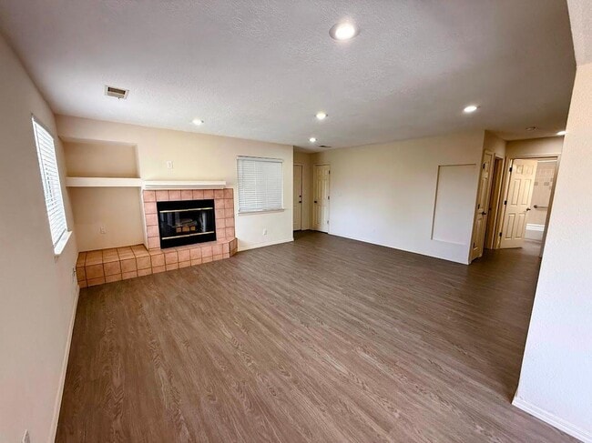 Building Photo - 2900 Vista Del Rey NE