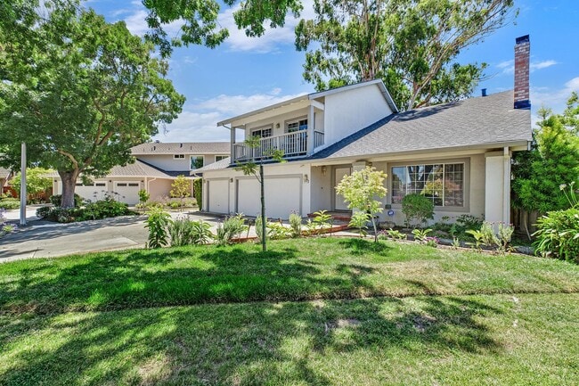 Building Photo - *COMING SOON!* 4 bed/3 bath lake house wit...
