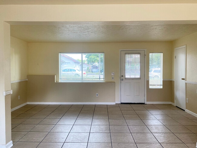 Building Photo - 1308 W Maxwell Ave