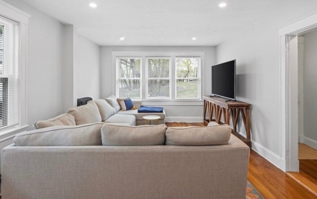 Primary Photo - 70 Lenoxdale Ave