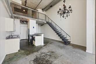 Building Photo - 2000 Bagby St