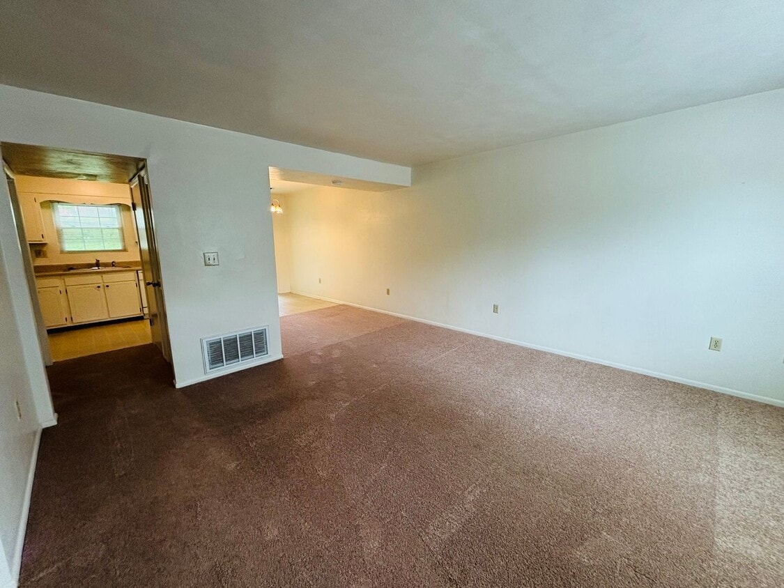 2 Bedroom, 1.5 Bath Townhouse - 2 Bedroom, 1.5 Bath Townhouse