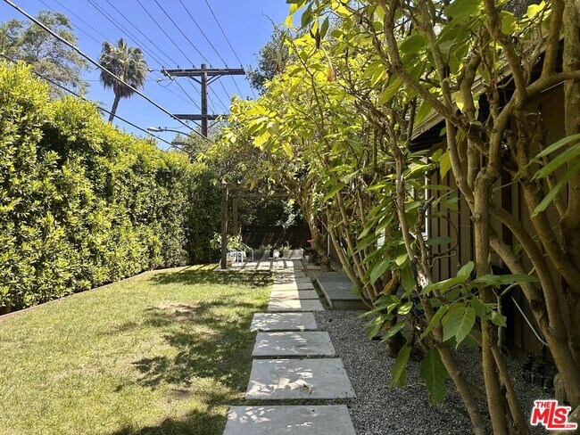 Foto del edificio - 8350 Lookout Mountain Ave