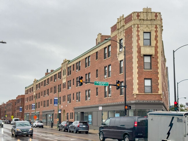 Building Photo - 3335 W Diversey Ave