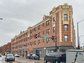 Building Photo - 3335 W Diversey Ave