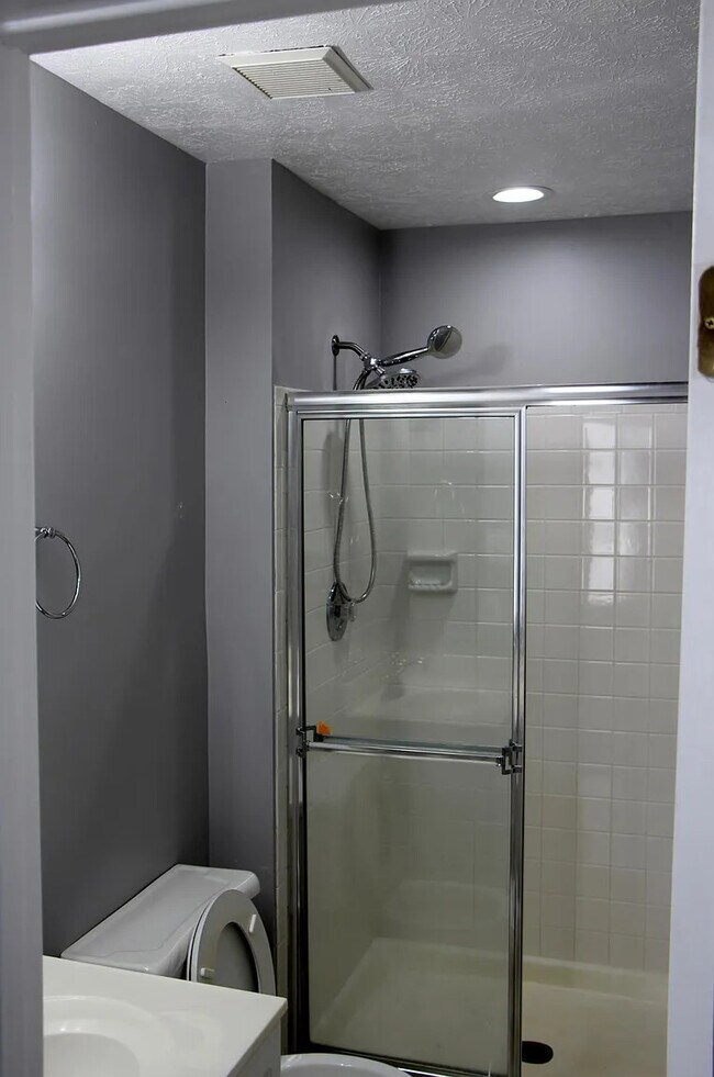 Building Photo - 445 Woodhill Dr