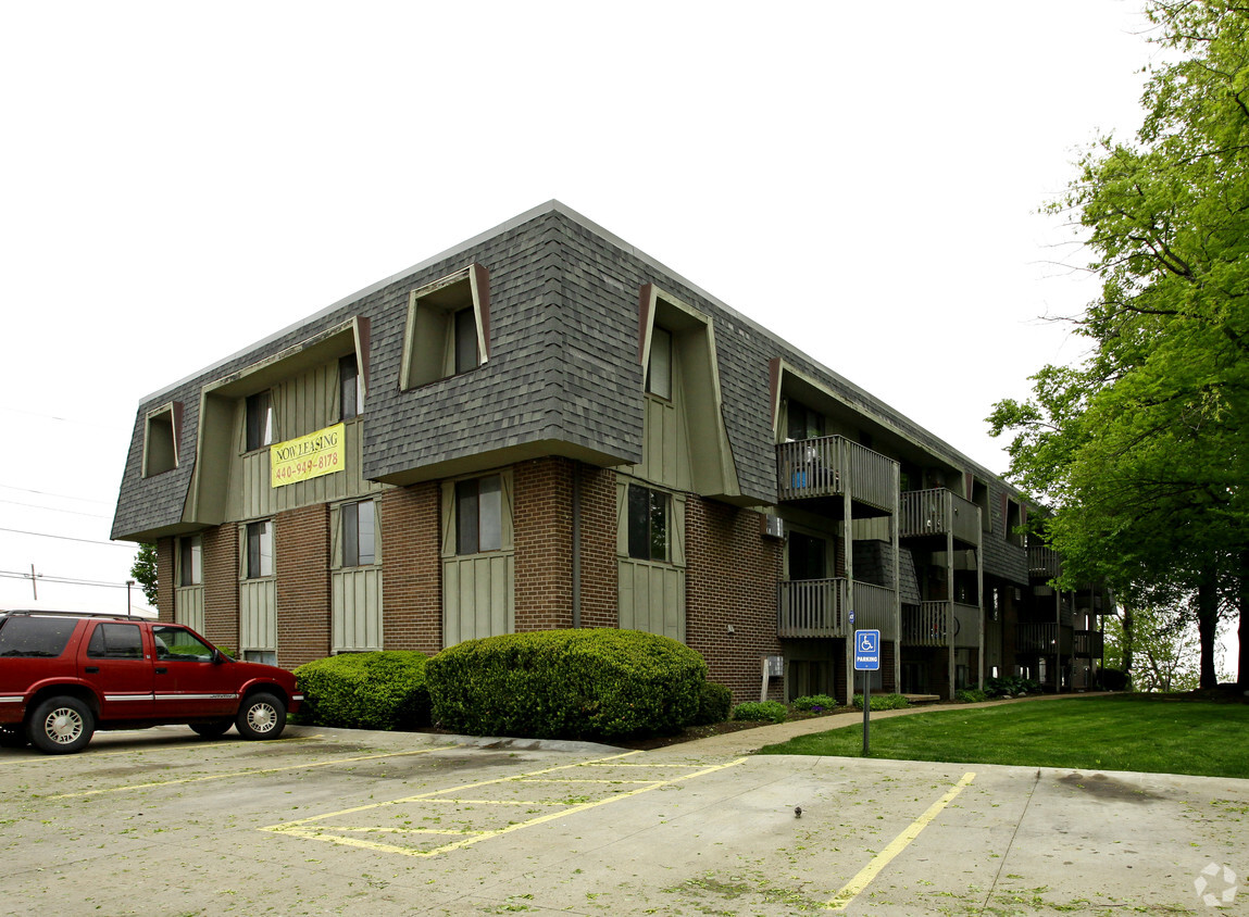 Primary Photo - Windjammer Apartments