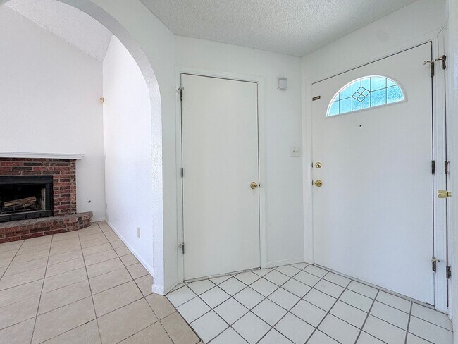 Building Photo - East El Paso 3bed 2 bath All tile flooring!