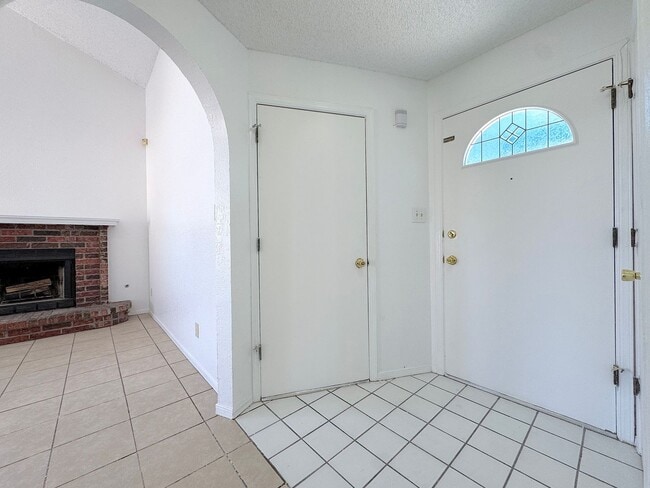 Foto del edificio - East El Paso 3bed 2 bath All tile flooring!