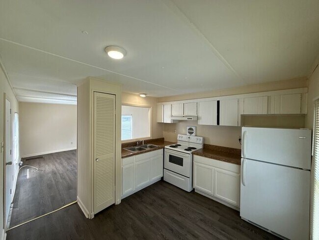 Foto del edificio - T.R. Lawing Realty Property