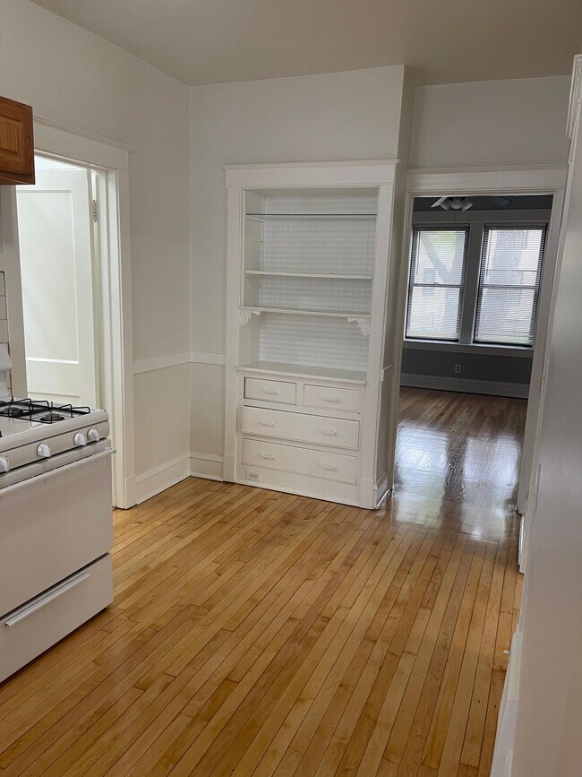 Kitchen - 3735 W Grace St