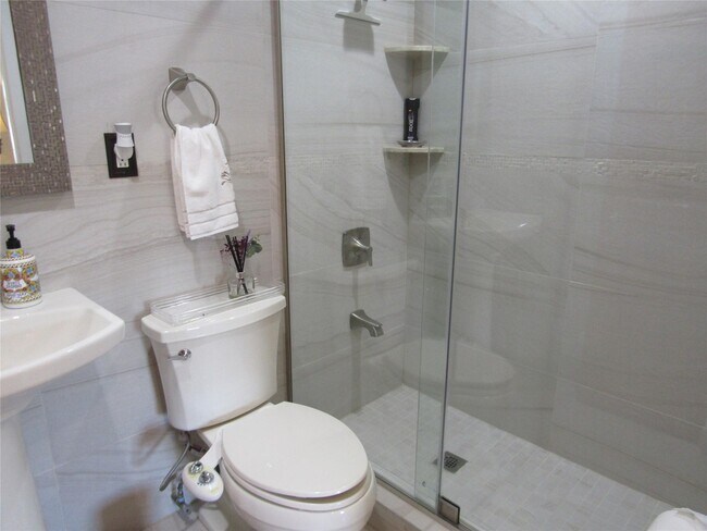 Foto del edificio - 82-17-82248 248th St