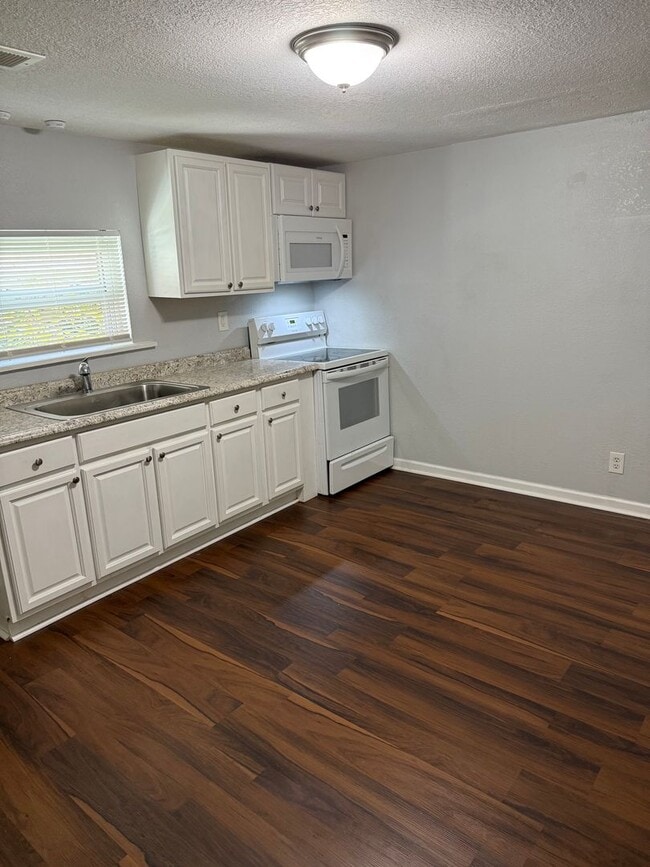 Building Photo - COMING SOON! Recently updated and convenie...