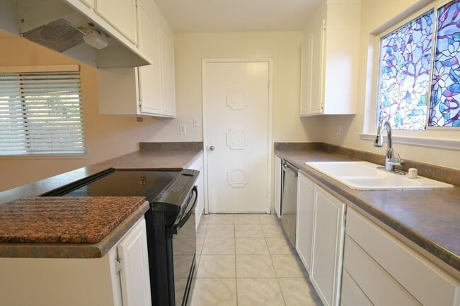 Building Photo - Charming 4 Bedroom 2 Bath Two Story Home i...