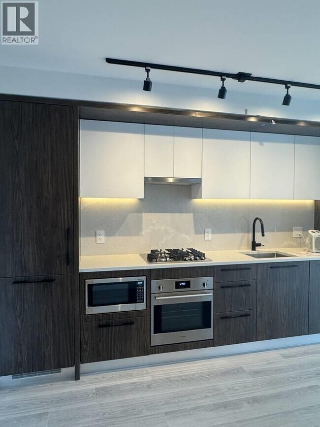 Photo du bâtiment - 2751-2751 Kingsway