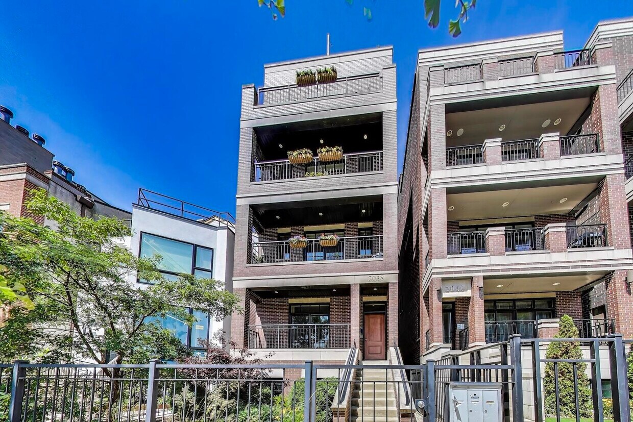 Foto principal - 2038 N Burling St